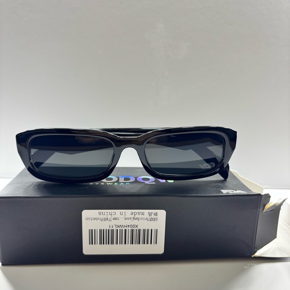 Chic Black Rectangular Sunglasses - Picture 4 of 5